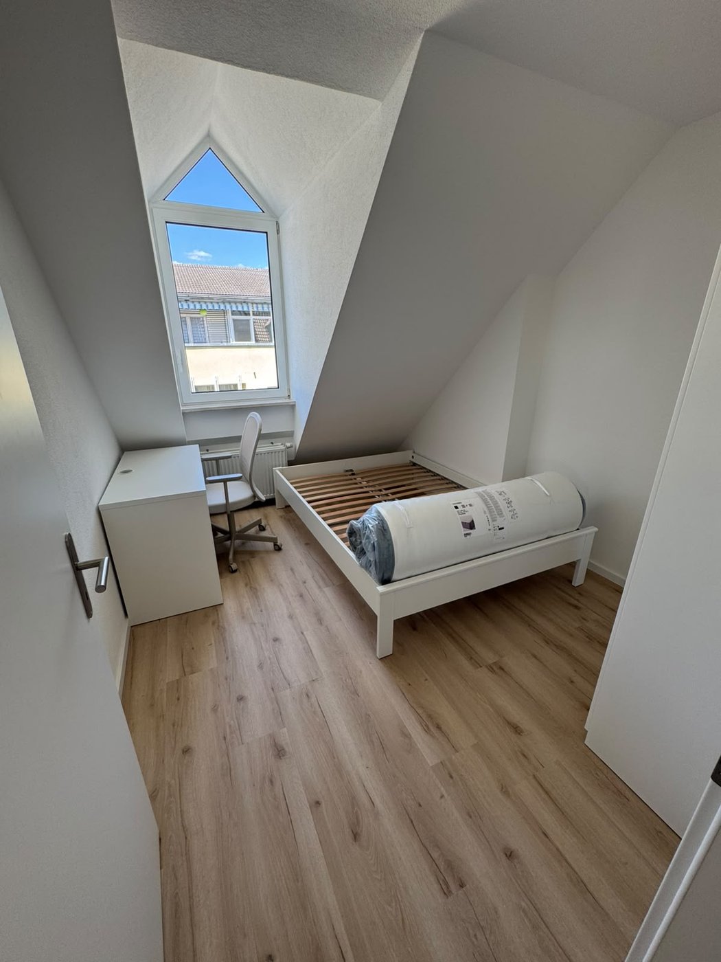 Zimmer mit charaktervollem Gaubenfenster