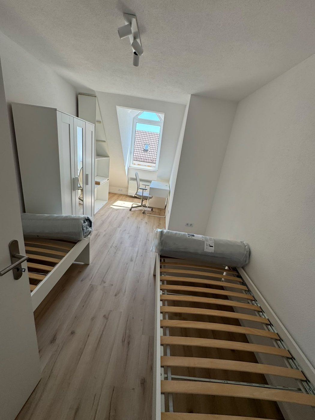 Zimmer mit Dachgaube und Betten