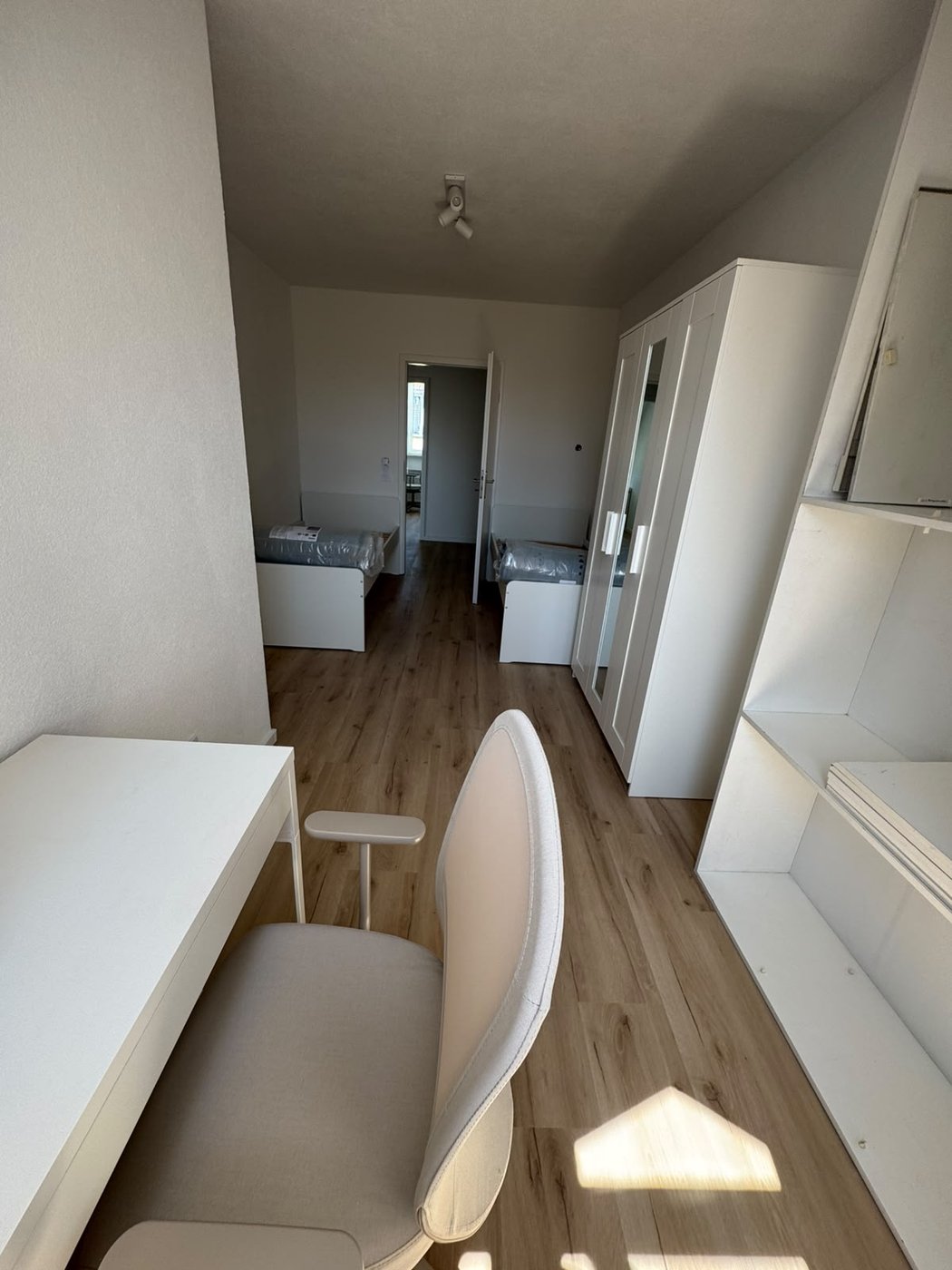 Zimmer mit Schreibtisch und Schrank